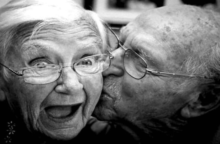 Ανέκδοτο: Ένας παππούς θυμάται τα νιάτα του πριν 40 χρόνια και λέει στην γυναίκα του… ! Τρελό γέλιο