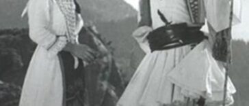 Ανέκδοτο: Μια πονηρή βλάχα που θέλει να χαλάσει το προξενειό που της έφεραν λέει στον υποψήφιο γαμπρό …! Τρελό Γέλιο