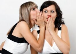Ανέκδοτο: Δυο κυρίες συζητάνε για τις κόρες τους ! Τρελό γέλιο