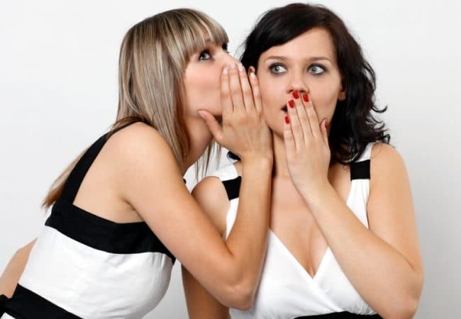 Ανέκδοτο: Δυο κυρίες συζητάνε για τις κόρες τους ! Τρελό γέλιο