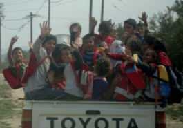 Ανέκδοτο: Ένας γύφτος φορτώνει στο αμάξι γυναίκα 10 παιδιά πεθερό πεθερά και …! Τρελό γέλιο