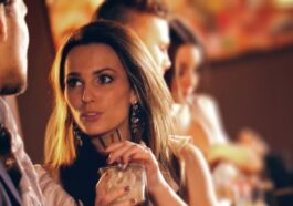 Ανέκδοτο: Μια γυναίκα καθόταν σε ένα μπαρ με τις φίλες της και έπινε το ποτό της μπαίνει ένας ψηλός όμορφος ….! Τρελό γέλιο