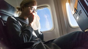 Ανέκδοτο: Μια γυναίκα φταρνιζόταν συνέχεια στο αεροπλάνο , έντρομος ο διπλανός της λέει …! Τρελό γέλιο
