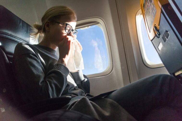 Ανέκδοτο: Μια γυναίκα φταρνιζόταν συνέχεια στο αεροπλάνο , έντρομος ο διπλανός της λέει …! Τρελό γέλιο