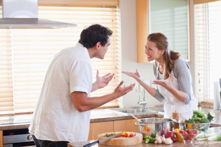 Ανέκδοτο: Κυριακάτικο πρωινό στην κουζίνα και η σύζυγος τηγανίζει αυγά …! Τρελό γέλιο