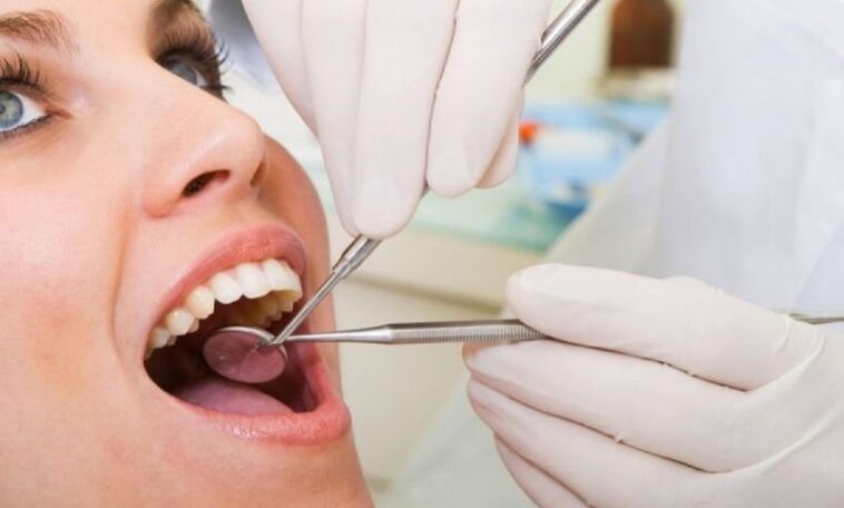 Ανέκδοτο: Πηγαίνει μια νεαρή για πρώτη φορά στον οδοντίατρο παρά τη φοβία της…