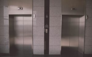 Ανέκδοτο: Στο ασανσέρ…