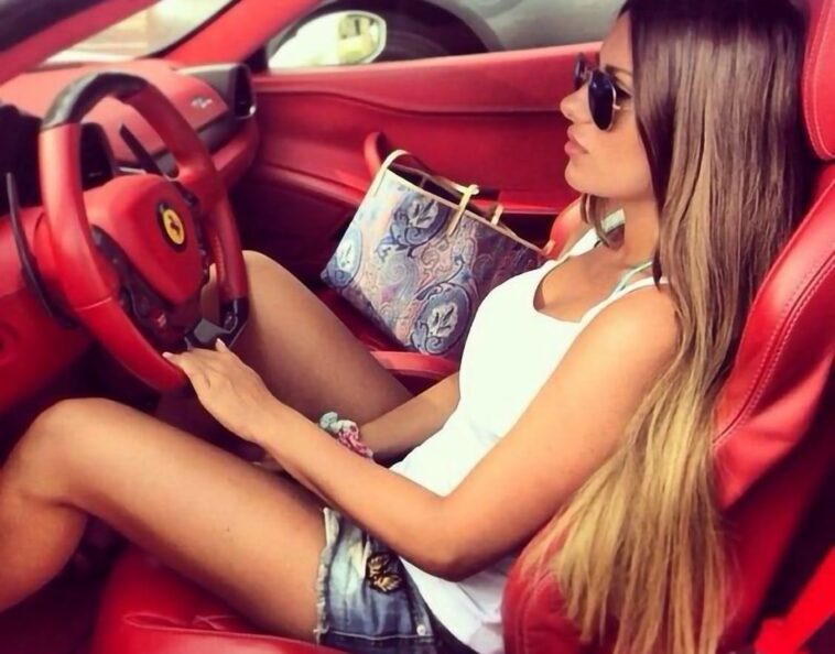 ΑΝΕΚΔΟΤΟ: Ξανθό ΤΟΥΜΠΑΝΟ με Ferrari ψάχνει να παρκάρει Κολωνάκι. Τρελό γέλιο