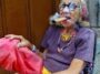 Ανέκδοτο: Ξανθιά γυναίκα κοιτάζει τον άντρα της και του λέει… Mωράκι μου νομίζεις ότι είμαι χοντρή; …! Τρελό γέλιο