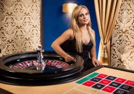 Ανέκδοτο: Ένας τύπος κερδίζει 1 εκ.ευρώ στο καζίνο… τρέχοντας πάει σπίτι και λέει στη γυναίκα του …! Τρελό γέλιο