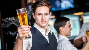 Ανέκδοτο: Ο Έλληνας, ο Ρώσος,ο Γερμανός πίνουν σε ένα μπαρ …! Τρελό γέλιο