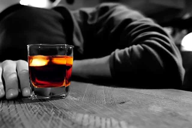 Ανέκδοτο: Ο μεθυσμέν@ς και η αφίσα …! Τρελό γέλιο