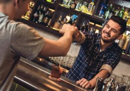 Ανέκδοτο: O barman, ο πελάτης και το ξύλο της ροζ αρκούδας…! Τρελό γέλιο
