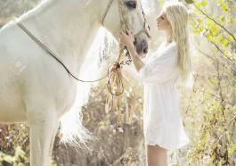 Ανέκδοτο: Το άσπρο άλογο και η κοπέλα …! Τρελό γέλιο