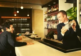 Ανέκδοτο: Μπαίνει ένας τύπος σε ένα μπαρ και έχει στον ώμο του έναν γύπα …!Τρελό γέλιο