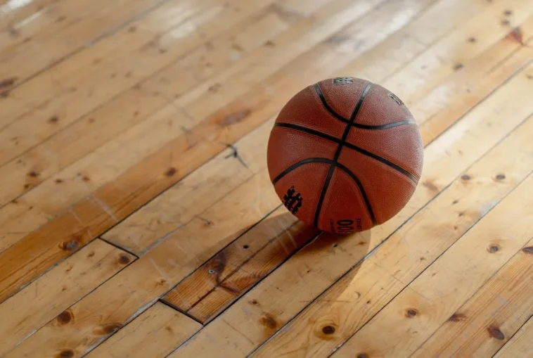 Ανεκδοτάρα με ζάπινγκ: Ο άντρας βλέπει μπάσκετ