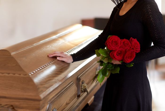 Ανέκδοτο με αποκάλυψη: Ο νεκροθάφτης, το πτώμα και η σύζυγος