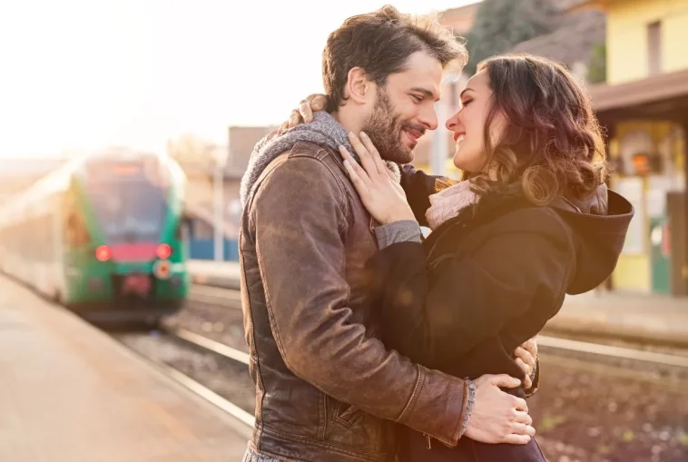 Ανέκδοτο στο σιδηροδρομικό σταθμό: Το φιλί και το ταξίδι