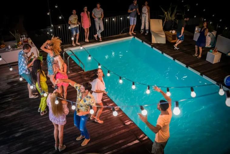 Ανέκδοτο με πλούσιο: Το πάρτι στην πισίνα
