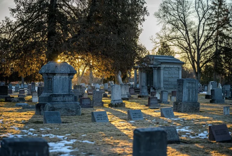 Ανεκδοτάρα με νεκροταφείο: Τα μπετά και ο σύζυγος