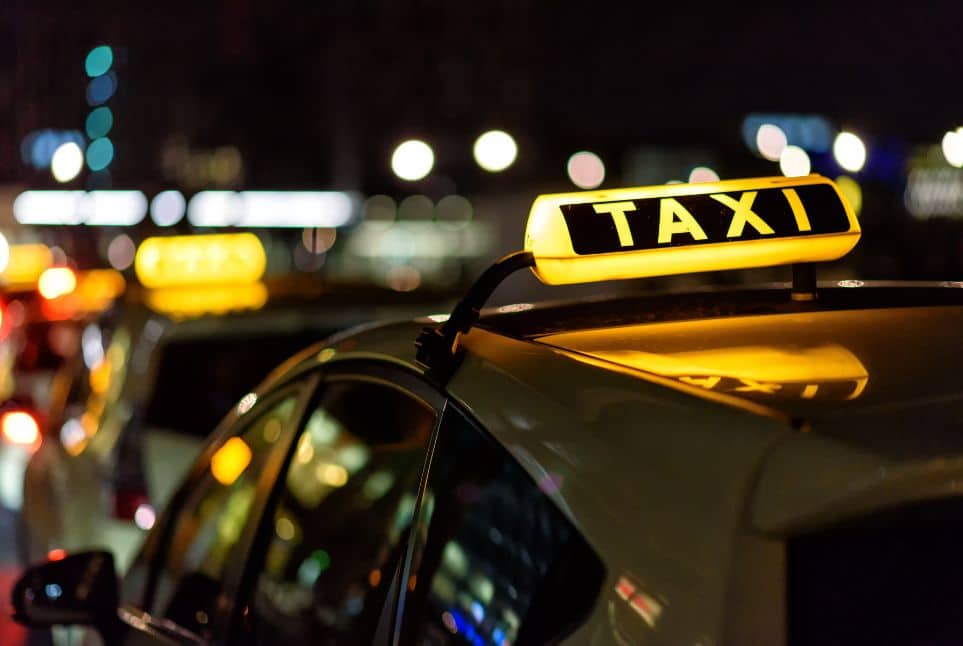 Ανεκδοτάρα με ταρίφα: Ο ταξιτζής και η ξεβράκωτη πελάτισσα…