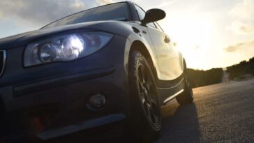 Ζητιάνος σε ανεκδοτάρα: Πλησιάζει κουτσαίνοντας μια BMW 750