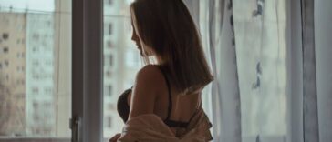Άτακτη σύζυγος σε ανεκδοτάρα: Το κρεβάτι και οι τρεις εραστές